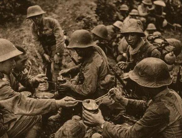 抗战日军单兵作战真实纪录片,真实记录日寇抓了两个娃娃兵