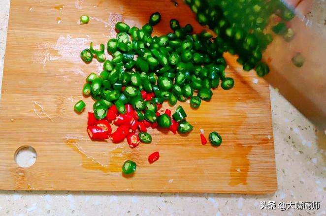 凉拌皮蛋，3种调料必不可少，没碱味不苦涩，爽滑鲜美，吃着舒服