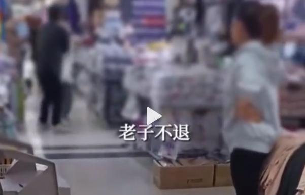 妻子买几千块的衣服丈夫崩溃,女子买衣服被老公拉去退款