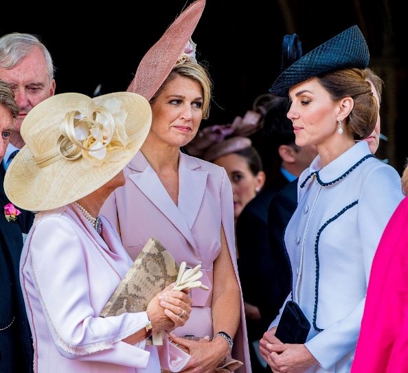 荷兰王后红毯裙,荷兰王后穿格子斗篷