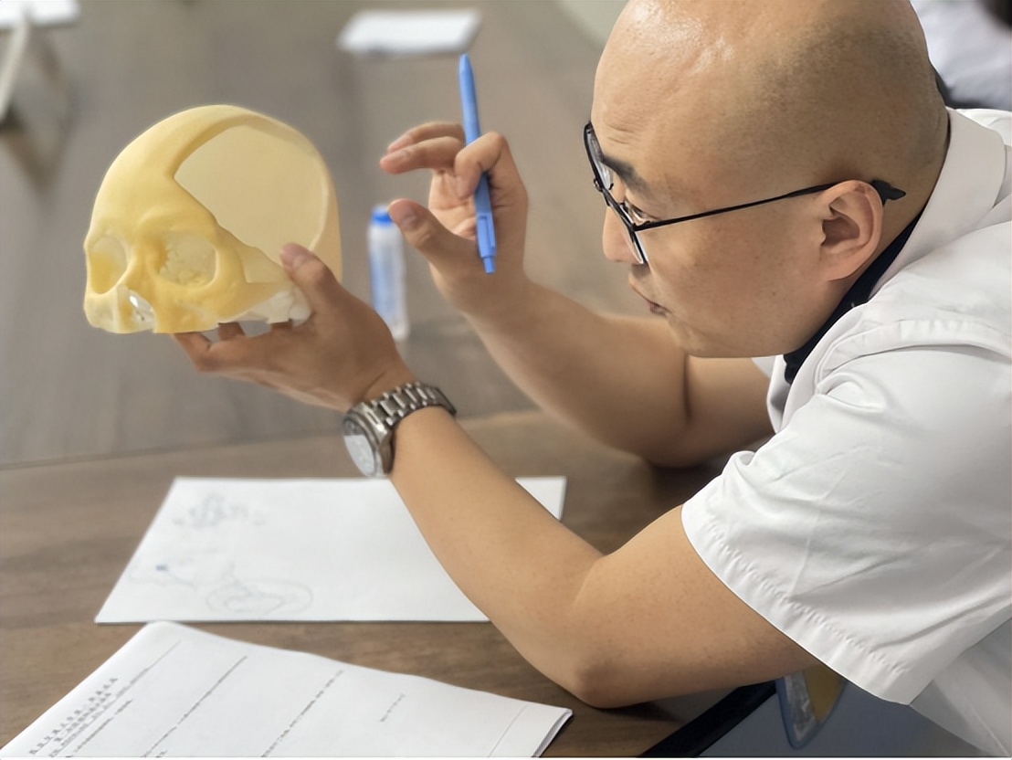 面肌痉挛会不从眼皮开始发病吗,什么是面肌痉挛该如何治疗