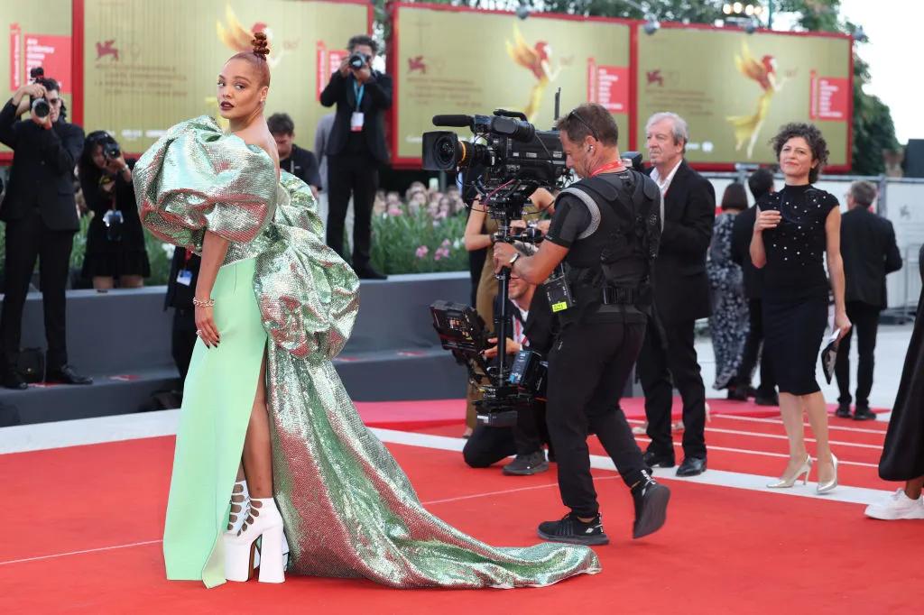 女明星为什么忍痛穿尖头高跟鞋,女明星穿超高防水台高跟鞋