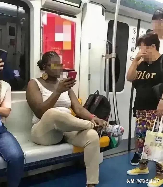 罗刹海市:一首讽刺黑人的歌?不,它是揭示现实荒诞性的艺术之歌