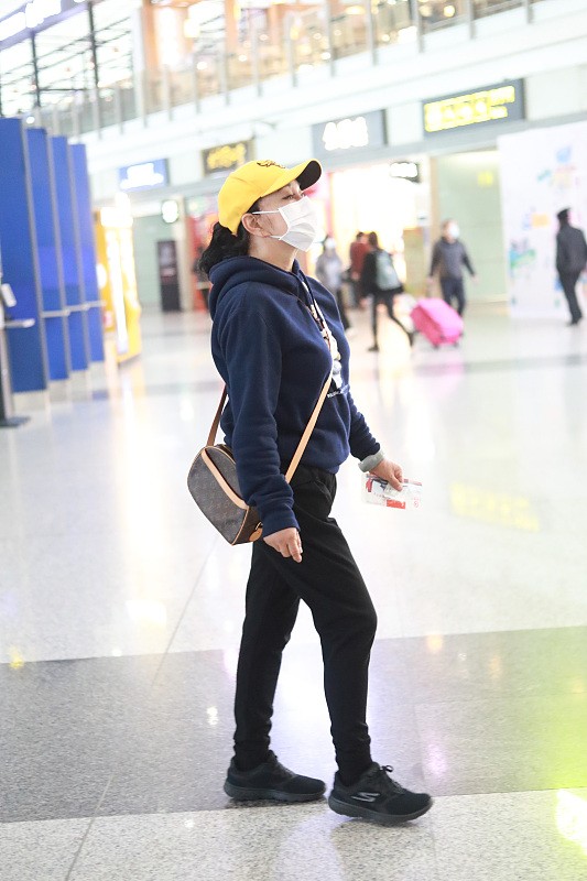 刘晓庆穿红色卫衣,刘晓庆同款卫衣