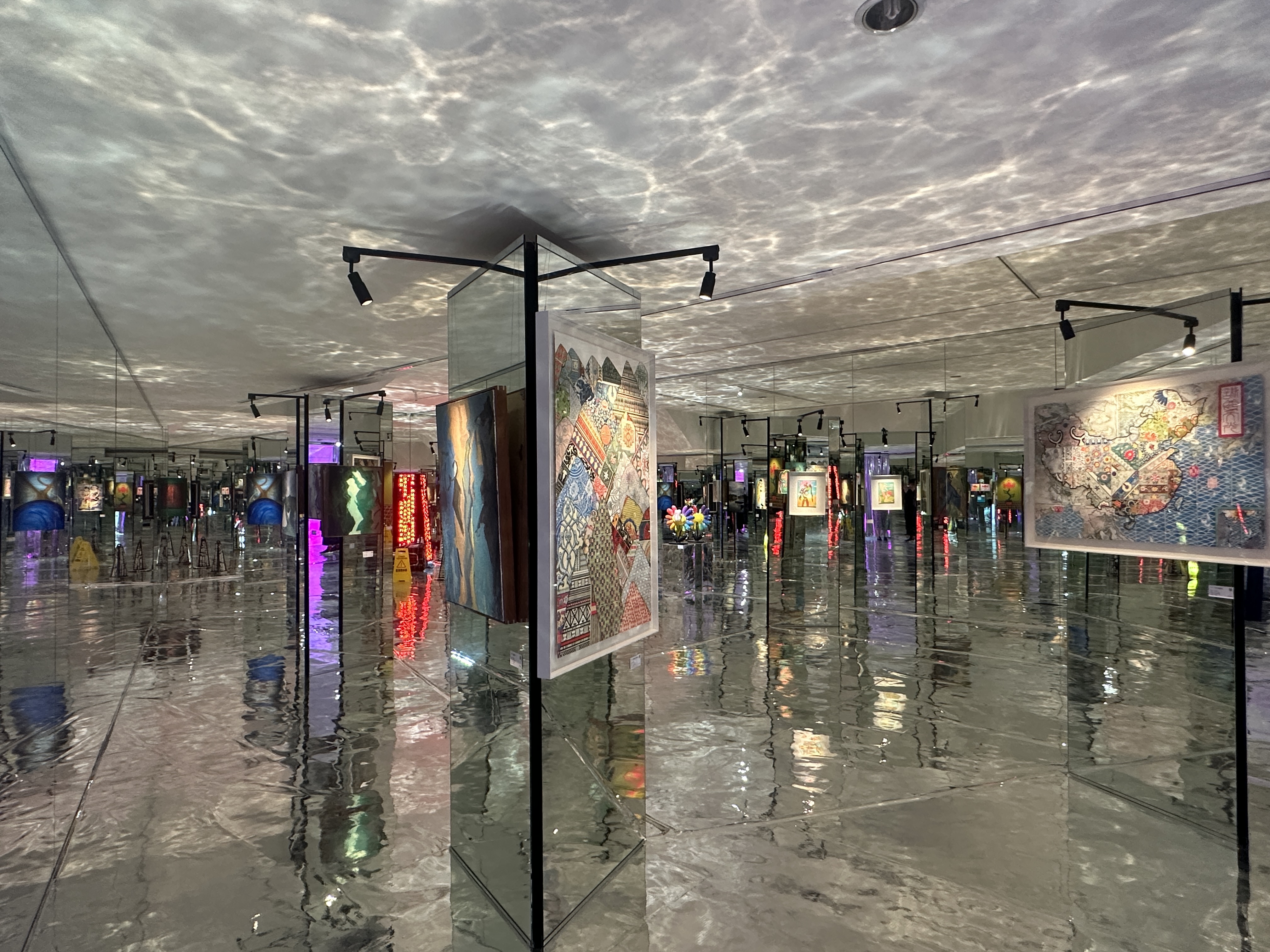 王艺达策划的首个群展“竟在桃花源”开幕，探寻心中的桃花源