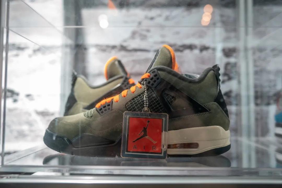 六位数玩偶、30万的AJ，免费送MOLLY，这家潮流店“很来事”