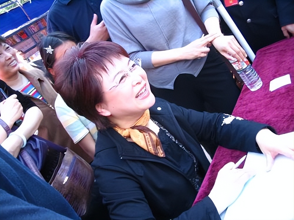 央视6位主持人因癌症英年早逝,电视台主持人得癌症的多为什么