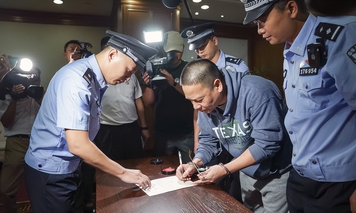 “绿帽贪官”许超凡：敛财4.8亿美元逃国，妻子却与国外人生下3子