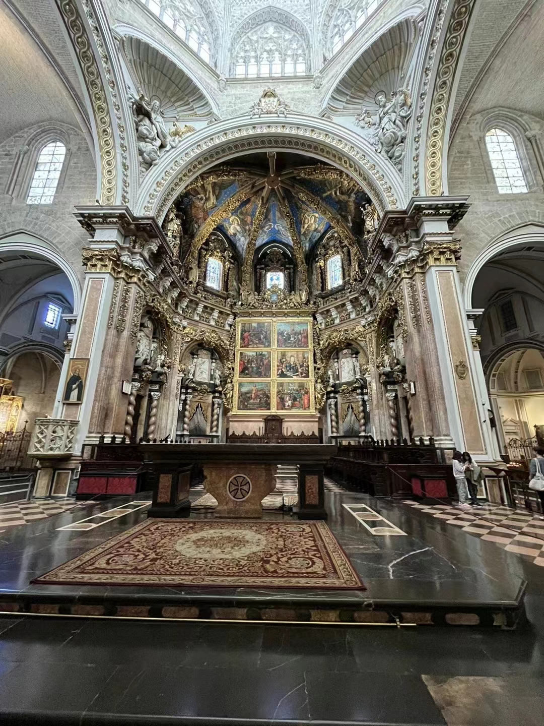 彩色旅图·西欧纪行｜瓦伦西亚的情人节，小贩在饭店外面卖鲜花