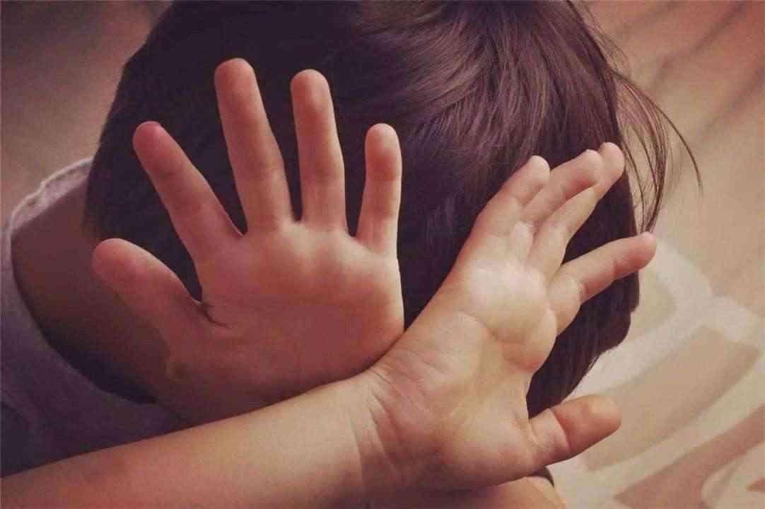 父母打骂孩子的心理怎么疏通,父母打骂对孩子心理影响怎么弥补