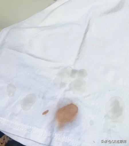 菜汤油滴到衣服上如何去除,衣服弄上菜汤怎么样才能去掉