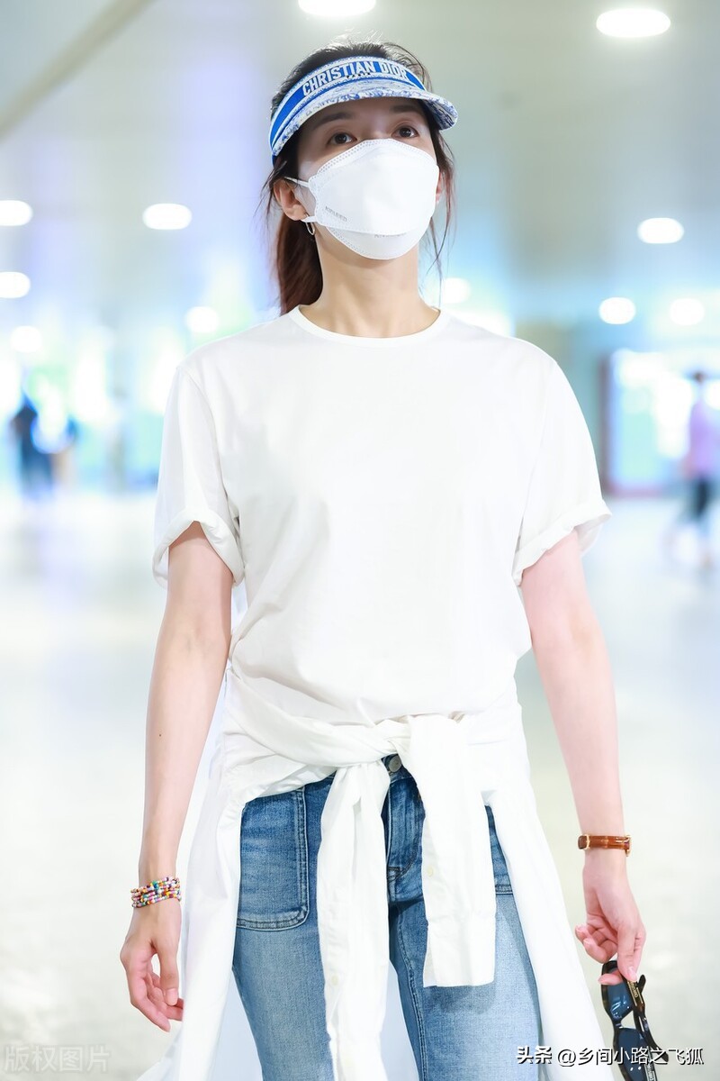 江疏影身穿简单白Tee搭配牛仔裤低调现身北京机场