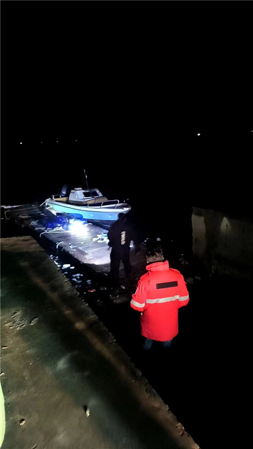 12人被困洞穴,12人被困孤岛寻宝