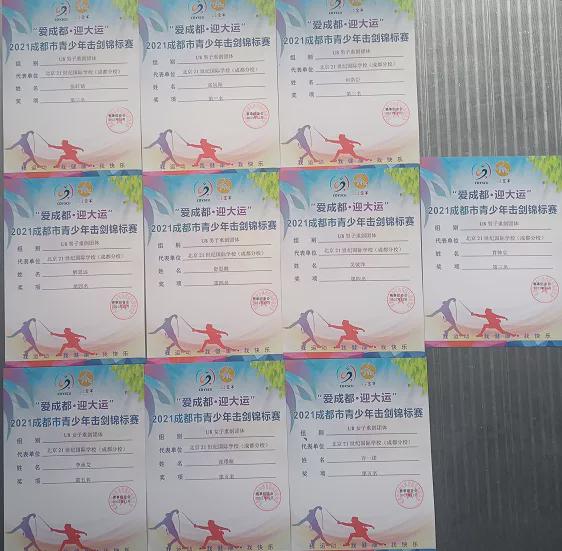 拿奖到手软的学生,拿奖状拿到手软