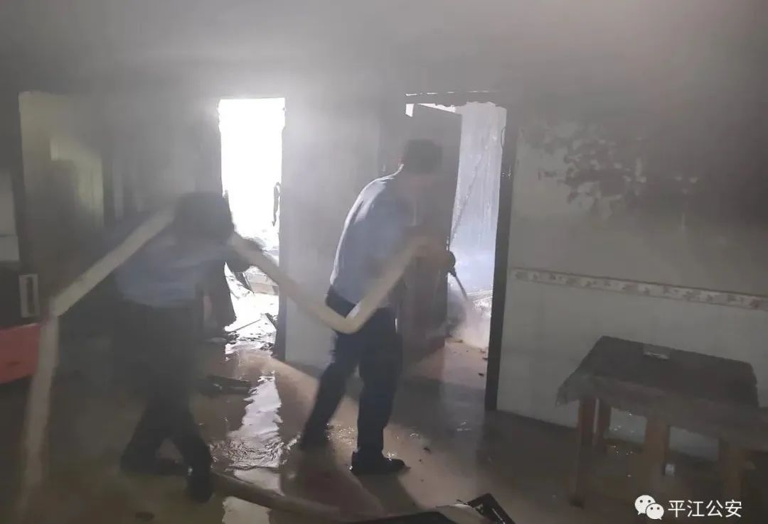电气线路故障引发火灾平江民警清晨出警一小时扑灭