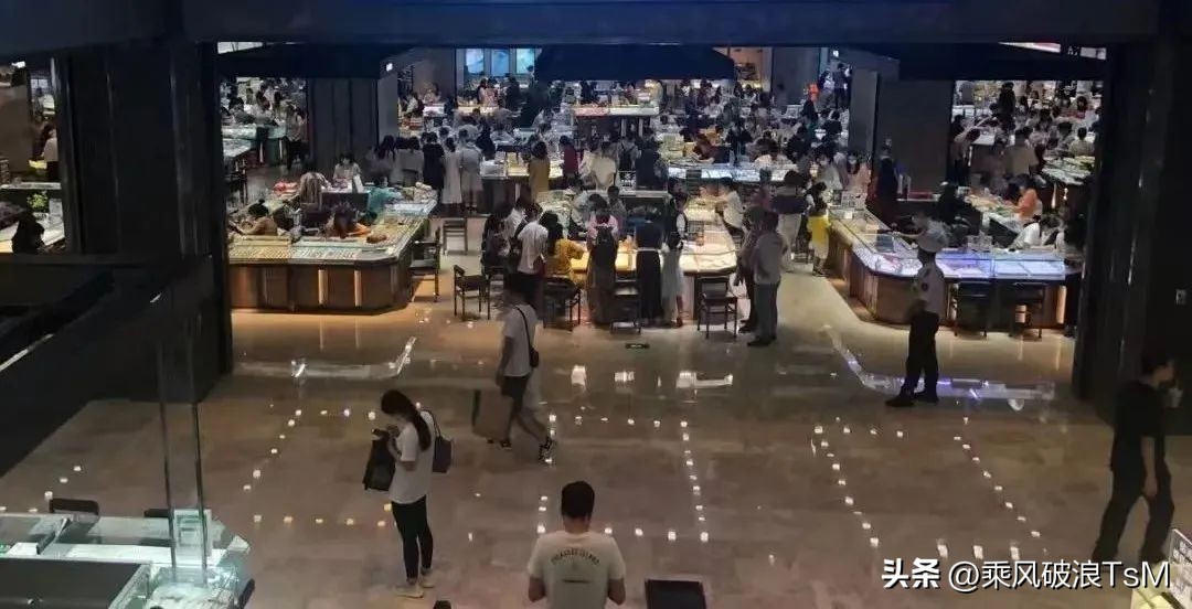 现在的年轻人报复性买黄金！