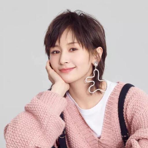 助理伺候明星捏脚,助理伺候明星跪下打伞