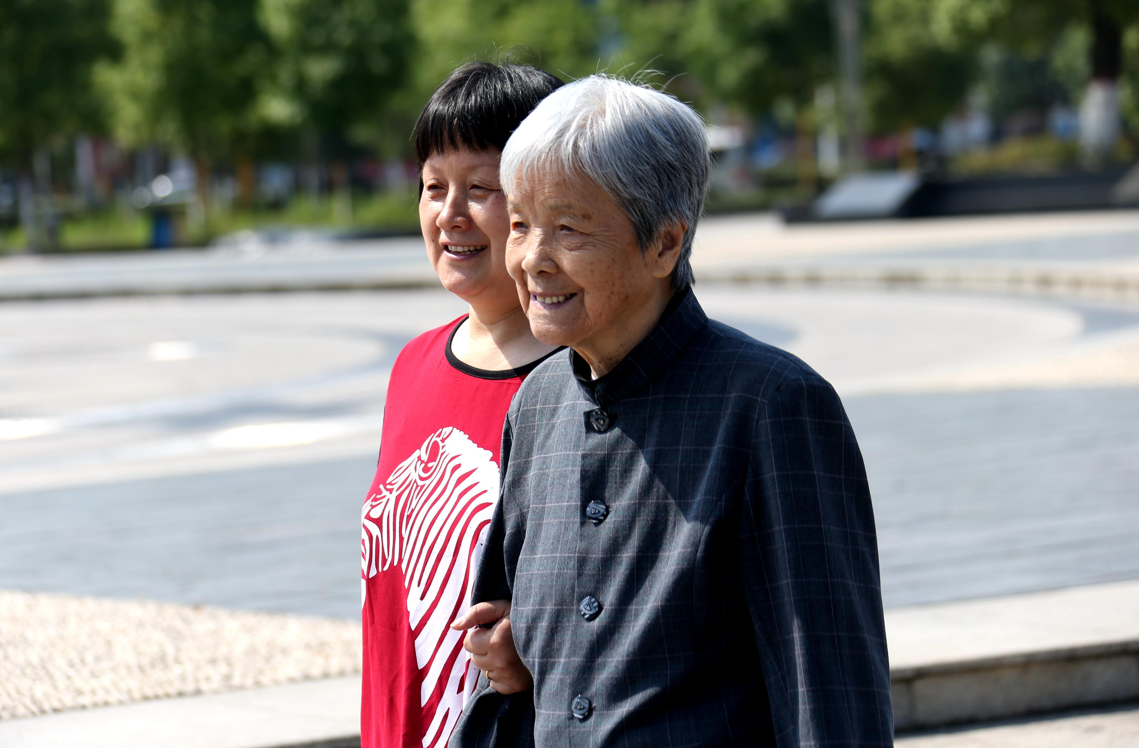 50岁老阿姨在家拍照,70后老阿姨拍照片