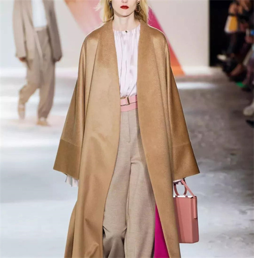 黑色大衣的配色技巧,咖啡色的大衣怎样配色