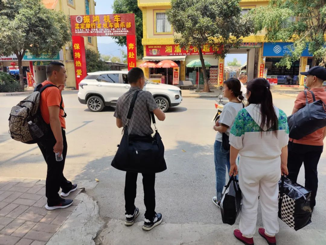 深陷缅北电诈“牢笼”的未成年人,被骗缅北孩子家长盯着画面找人