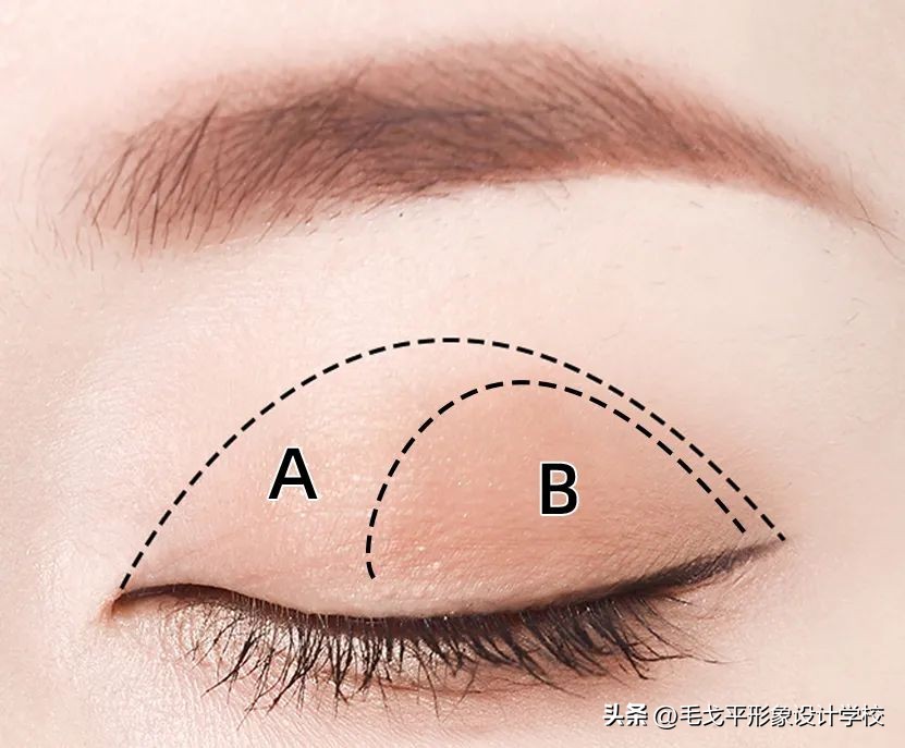 怎样用四色眼影盘画出高级眼妆,眼妆新手必学什么眼影好用