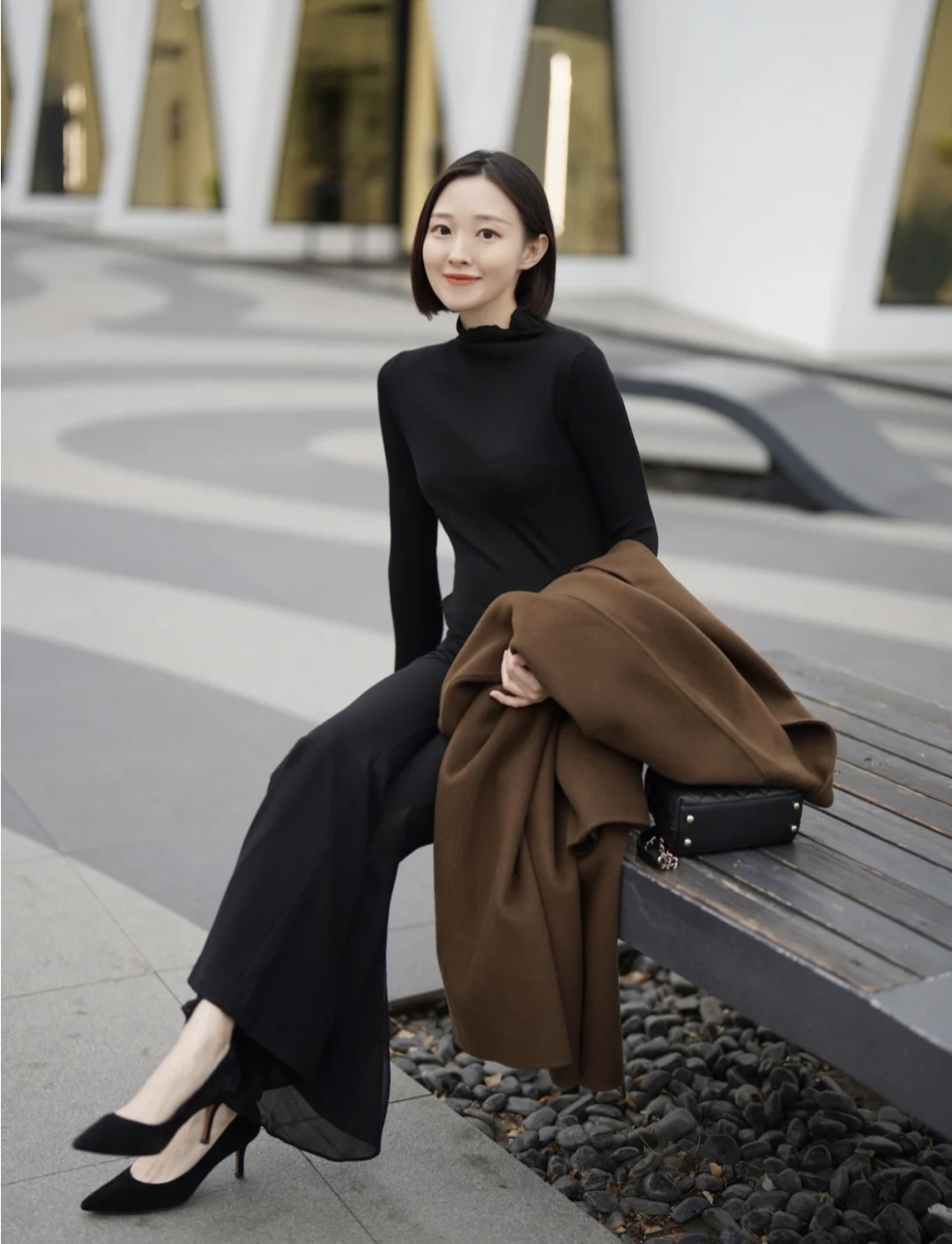 棕色的鞋子棕色大衣怎么搭配衣服,棕色大衣的穿搭技巧