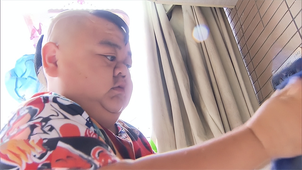 重庆1米2小男人娶1米65女演员，买7套房开豪车，却担心孩子长不高