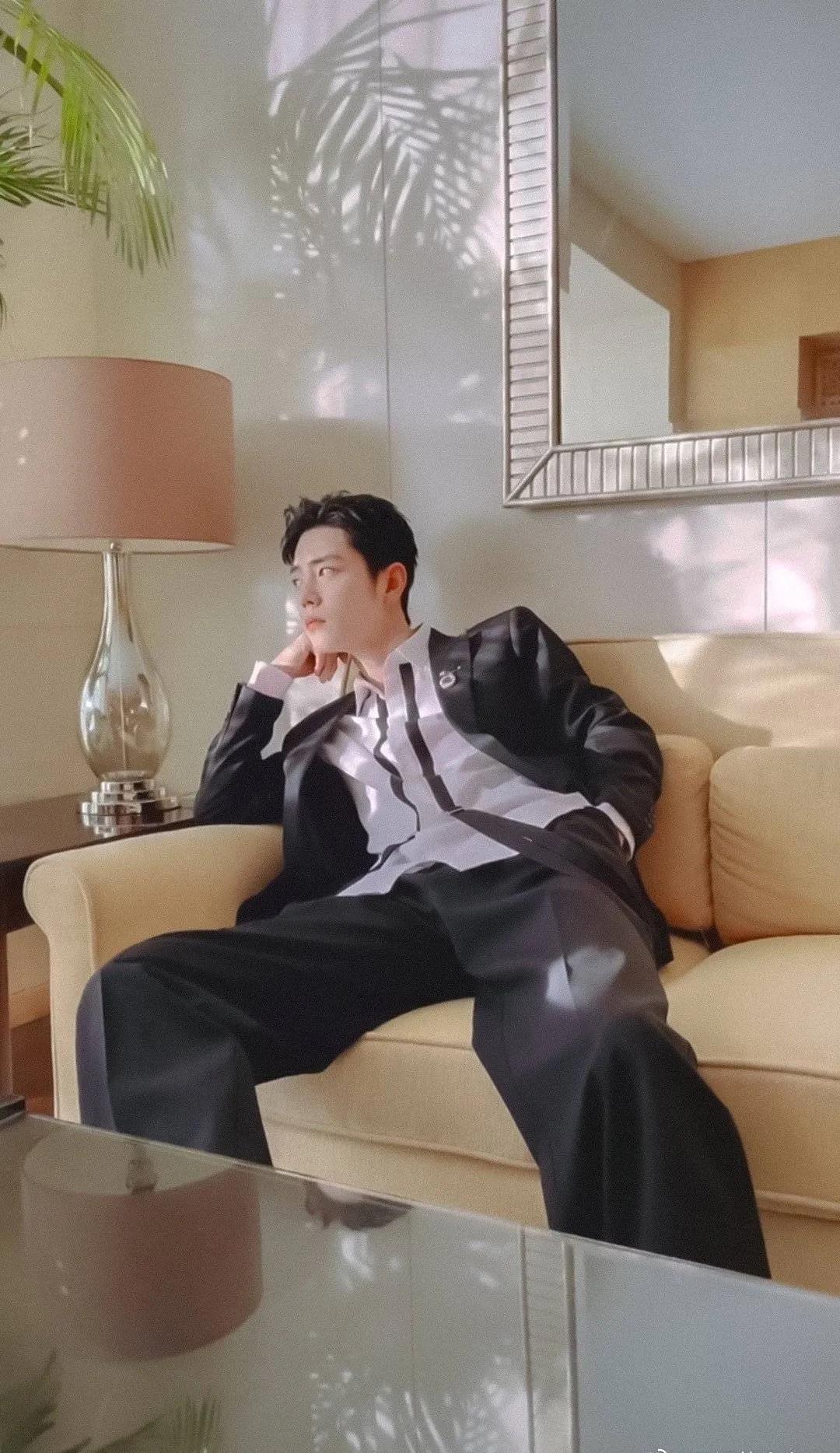 肖战近期活动造型,肖战微博之夜两套造型