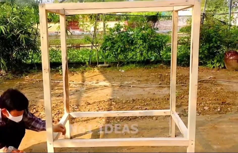 小哥把竹子编织成长方形鸡笼,小哥建造鸡舍