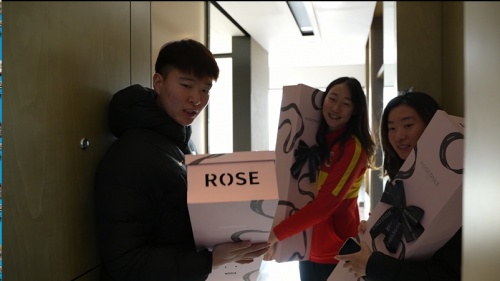 女神节致敬每一位最美巾帼英雄,铿锵玫瑰荣耀绽放致敬中国女兵