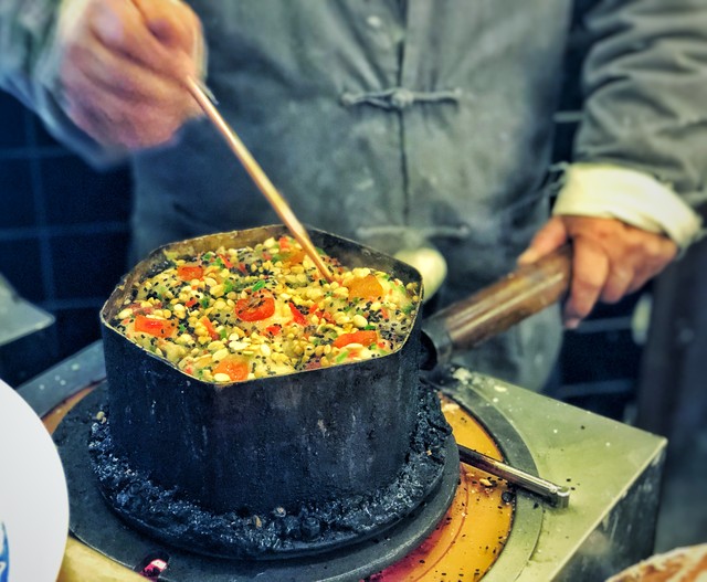 我，21年被公司辞退，凭着摆摊卖梅花糕，1年就赚到30多万