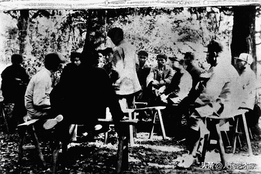 它被誉为“共和国摇篮”，“毛主席”的称呼从这里叫响，人民代表大会制度从这里走来