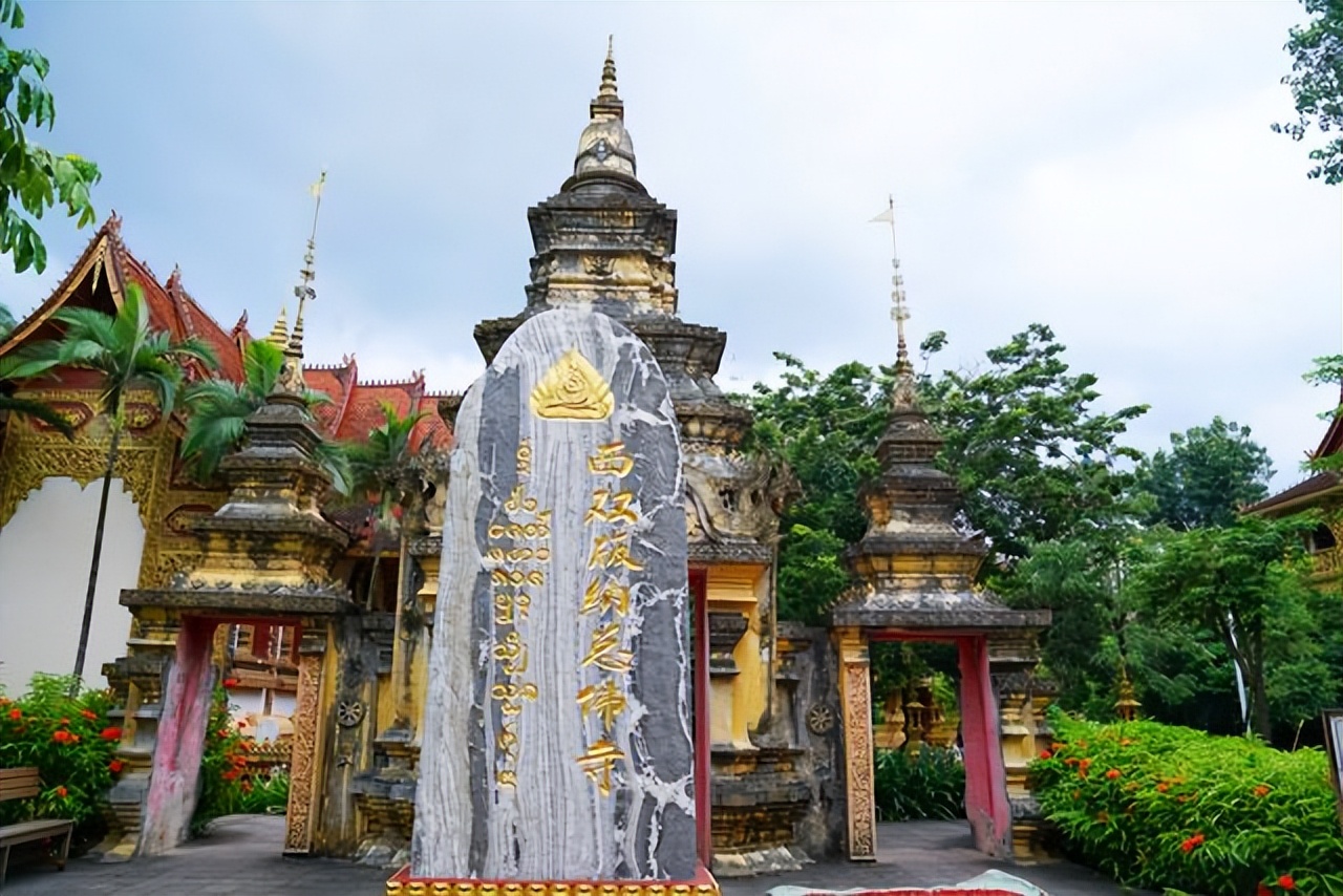 云南西双版纳曼听公园有泰国韵味,西双版纳曼听傣族村寨风景