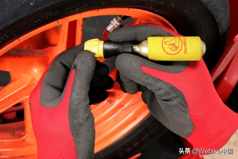 摩托爆胎要换还是修,摩托车爆胎时驾驶人怎么操作