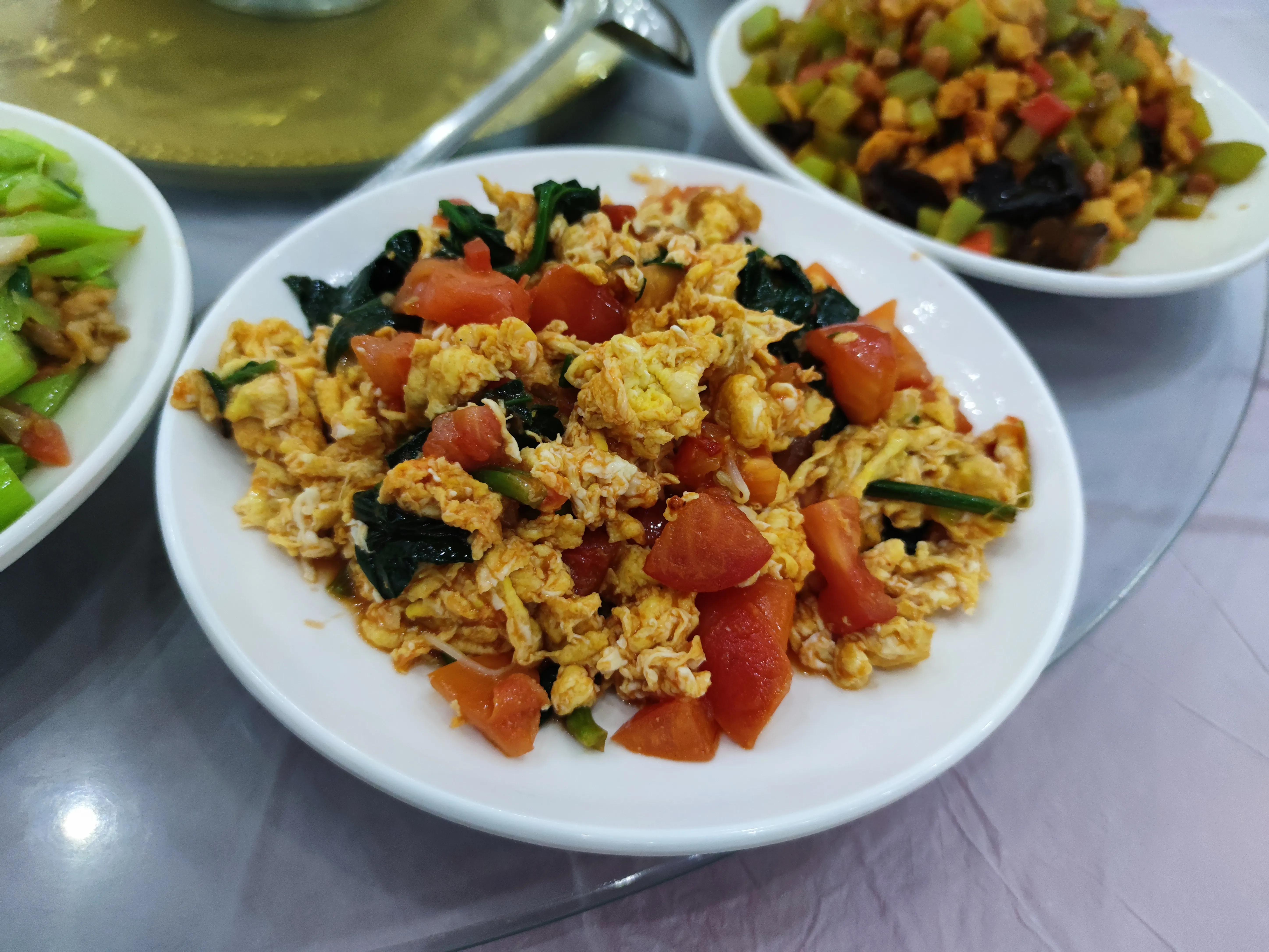 东北小伙吃自助餐视频,东北小伙街头采访吃自助餐