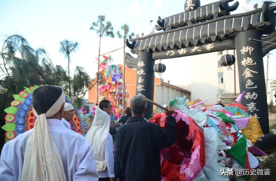 河南职业哭丧人一年磕头上万次,专业哭丧人月入达三万