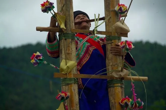 云南傈僳族上刀山下火海的场景,敢上刀山下火海的傈僳族