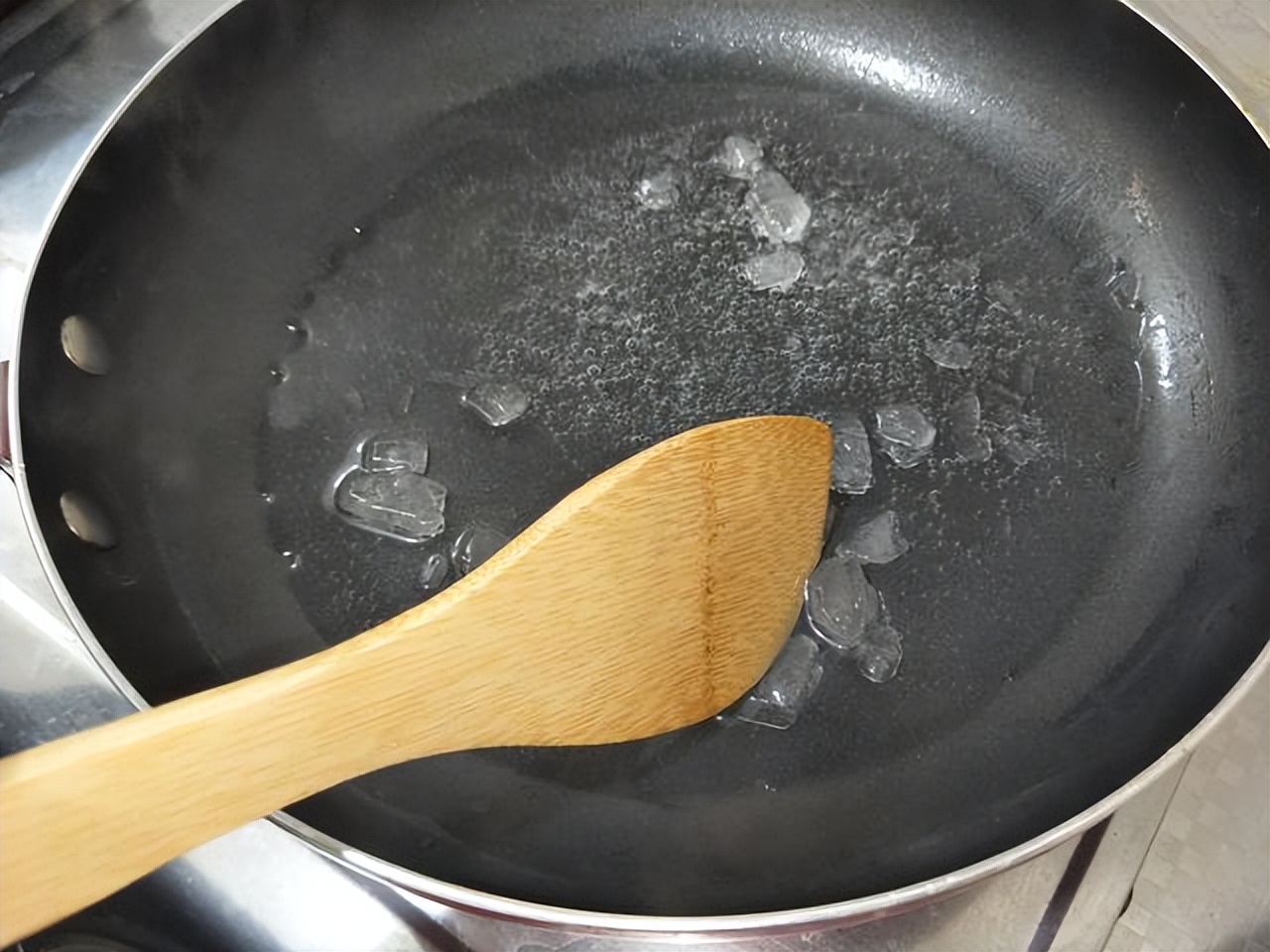 炒糖色一般一个菜放多少冰糖合适,用白糖炒糖色还是冰糖熬糖色