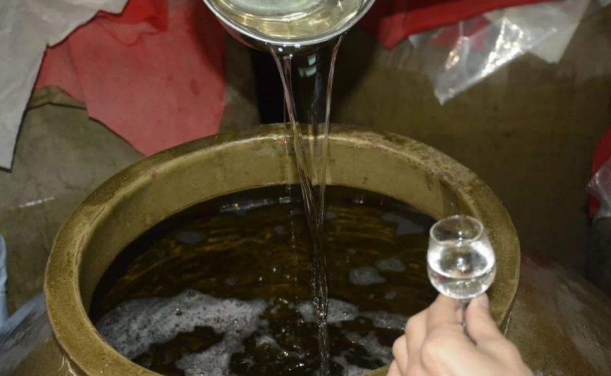 白酒喝常温的还是冰的容易醉,白酒是喝热的好还是冷的好