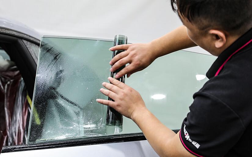 汽车贴膜后边缘起泡怎么办,汽车后挡贴膜加热丝起泡怎么办