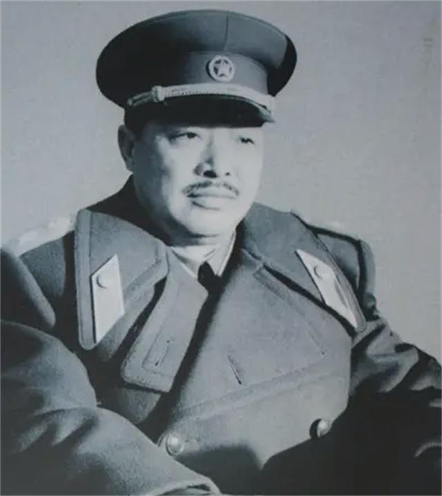 2001年贺鹏飞因突发心脏病去世，母亲盯着遗体发呆，重复说一句话