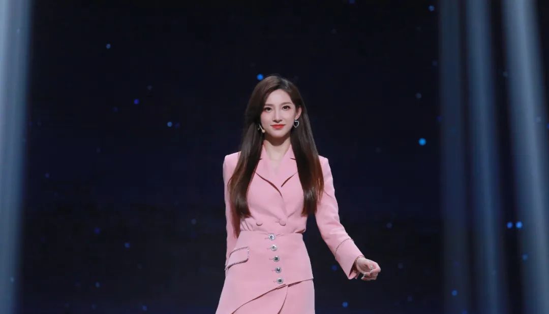 马凡舒回归《天下足球》，人气一路飙升，被赞是董卿接班人