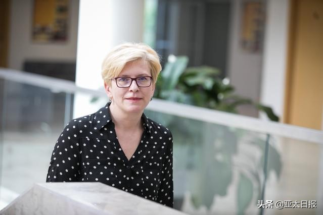 面对中国，这个作妖儿的欧洲小国“跪”了