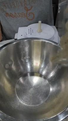 猫咪疯狂的吃猫砂,猫咪吃的猫砂是怎么做的