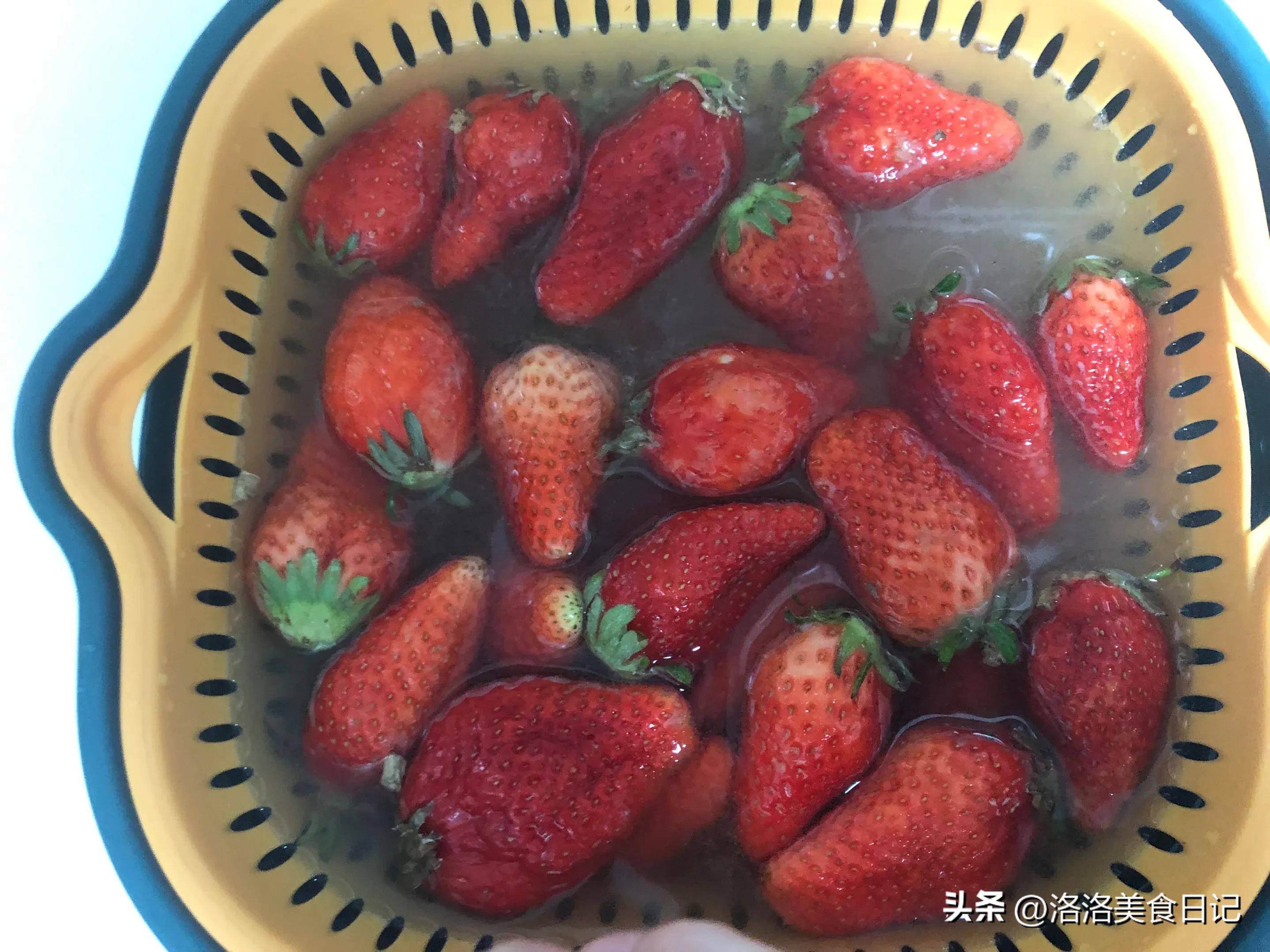 洗草莓，直接用水洗等于没洗，教你一招，洗得干净家人吃得更放心