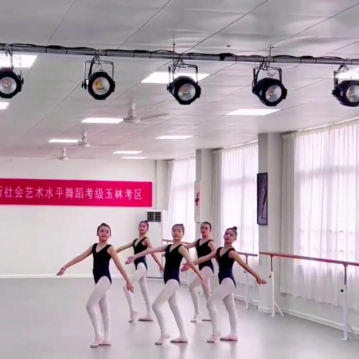 兴趣班孩子不愿意坚持家长怎样做,给孩子选择兴趣班最大的坑