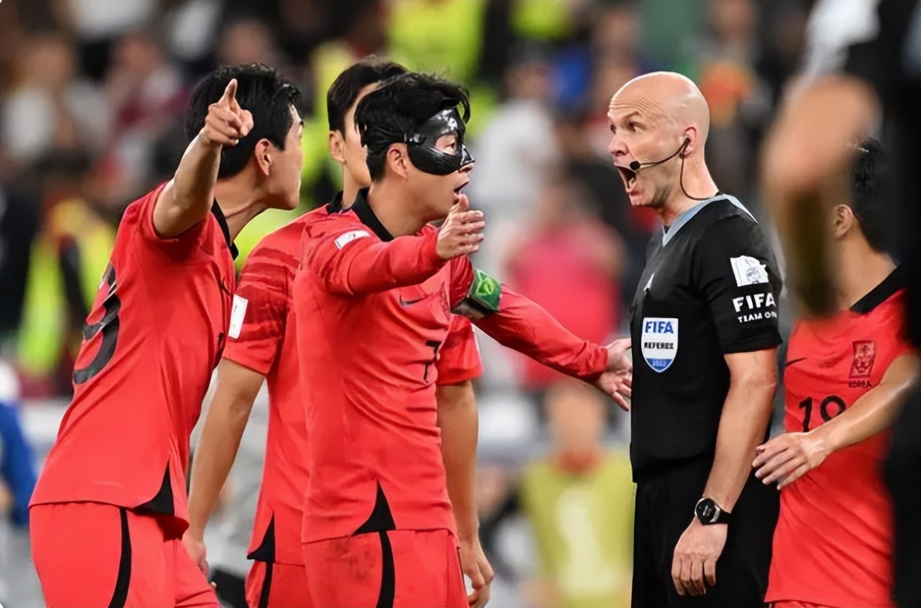 天道有轮回！韩国队挑衅裁判吃红牌，多国球迷拍手称快
