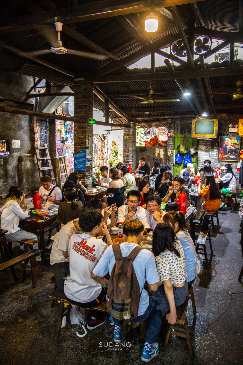 老重庆人的“网红生活”：画家资助老茶馆，大明星打卡旧书屋