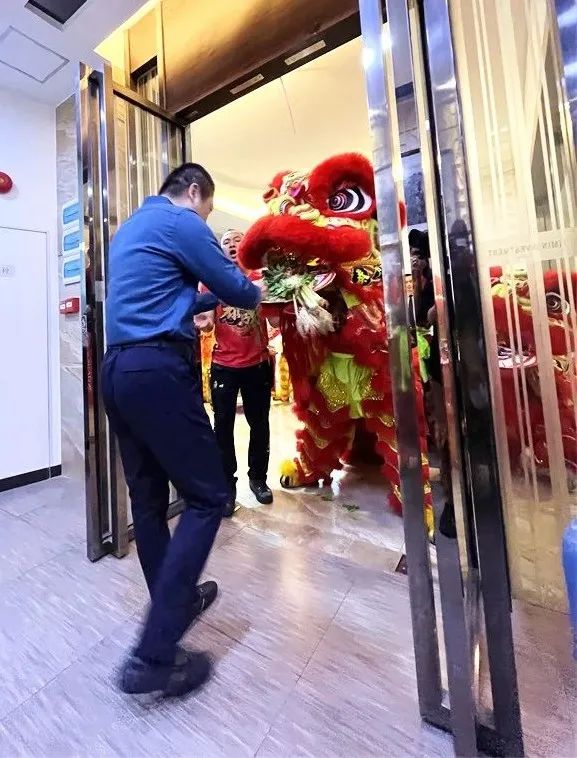 吉狮献瑞闹新春，益民服装城鸿运开工祈丰年