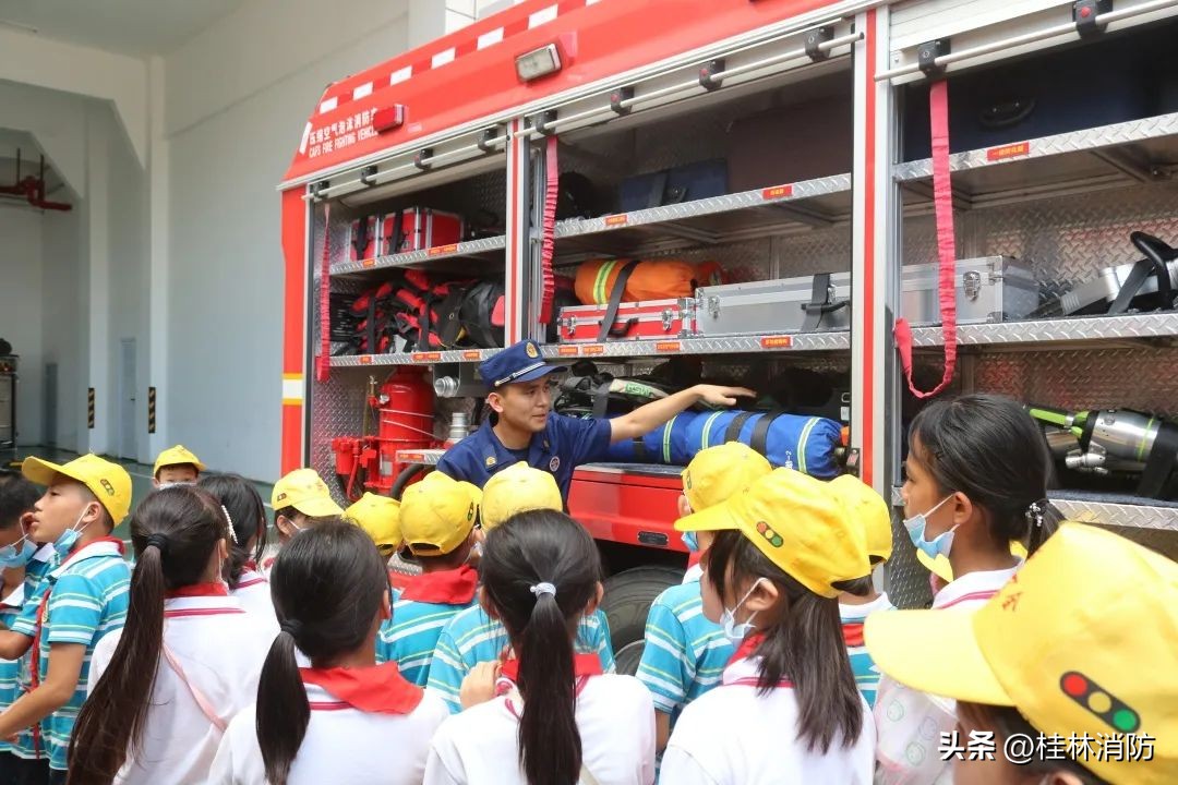 消防站开放日活动迎萌娃亲子团,童行消防站